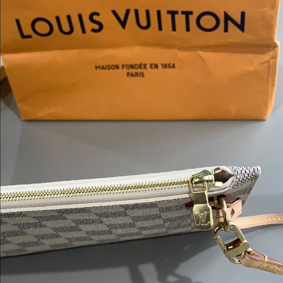 SOLD LouisVuitton 2019 Neverfull Damier Azur Pouch - Picture 2 of 7